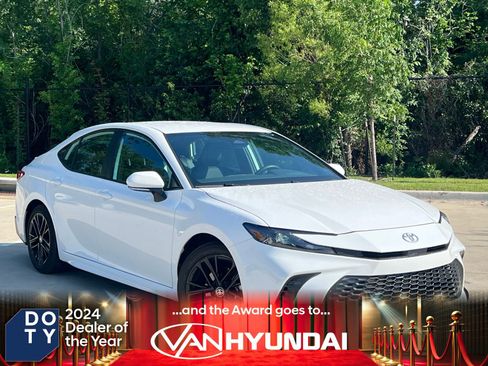 Used 2025 Toyota Camry SE FWD image 1