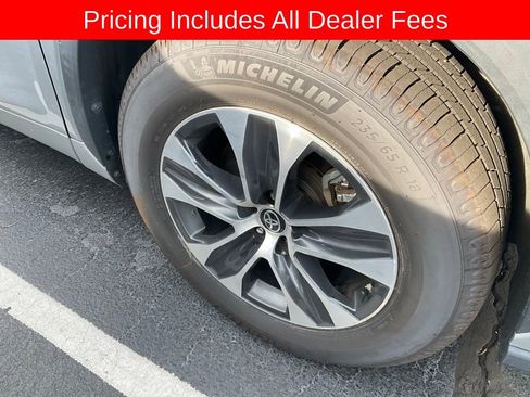 Used 2023 Toyota Highlander XLE FWD image 2