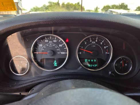 Used 2018 Jeep Wrangler Unlimited Sahara w/ Connectivity Group AWD/4WD image 8
