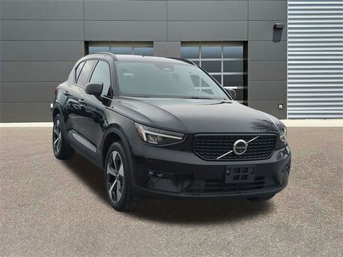 Used 2025 Volvo XC40 B5 Plus image 1