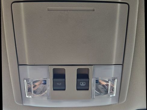 Used 2010 Lincoln MKT AWD image 27