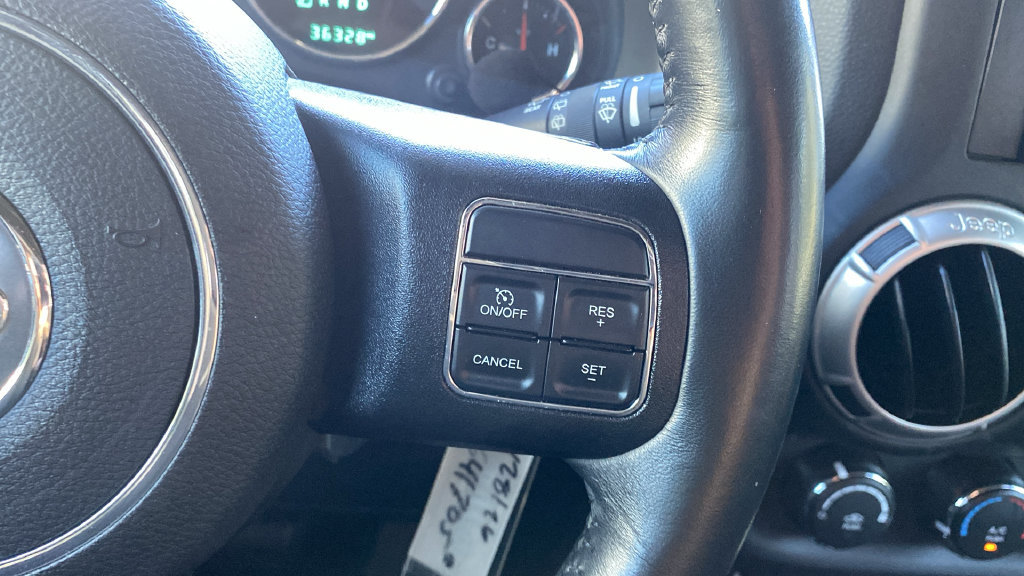 Used 2018 Jeep Wrangler Unlimited Sahara w/ Connectivity Group AWD/4WD image 22