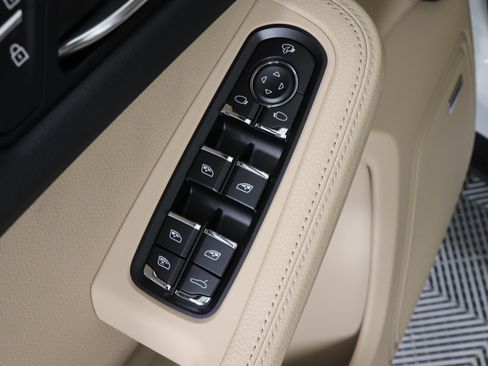 Used 2025 Porsche Macan image 25