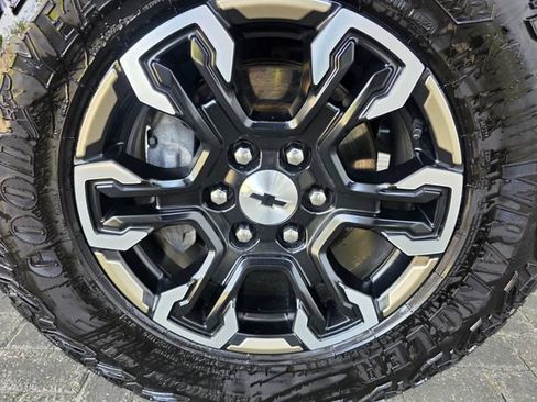 Used 2023 Chevrolet Silverado 1500 ZR2 w/ Technology Package AWD/4WD image 8