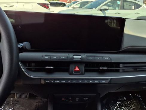 Used 2025 Kia K4 LXS image 18