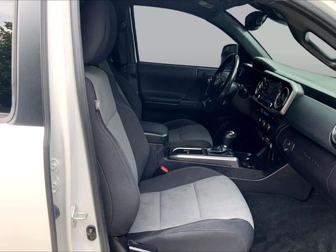 Used 2021 Toyota Tacoma TRD Off-Road AWD/4WD image 9