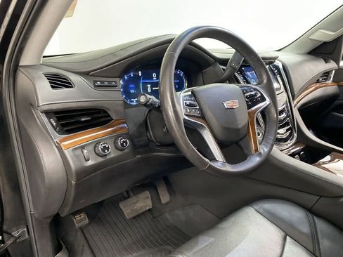 Used 2019 Cadillac Escalade Luxury image 2