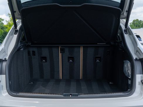 Certified 2026 Porsche Macan AWD/4WD image 16