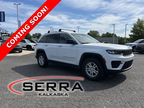 Used 2022 Jeep Grand Cherokee Laredo w/ Luxury Tech Group I AWD/4WD image 1