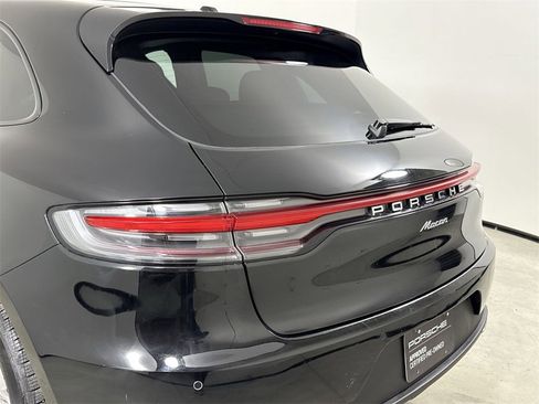 Certified 2021 Porsche Macan image 17