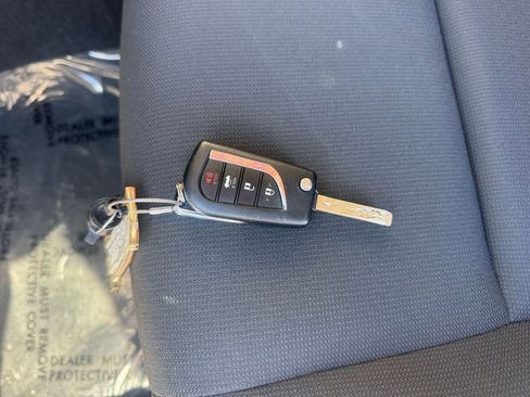 Used 2025 Toyota Corolla LE image 22