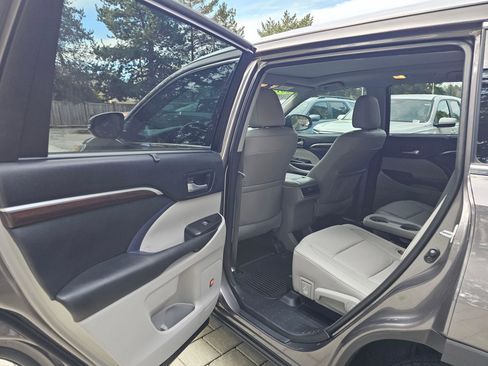 Used 2015 Toyota Highlander Limited Platinum image 19