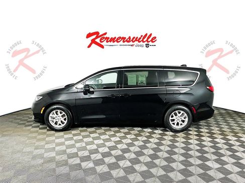 Used 2023 Chrysler Pacifica Touring image 4