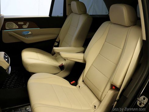 Used 2023 Mercedes-Benz GLS 450 4MATIC image 12