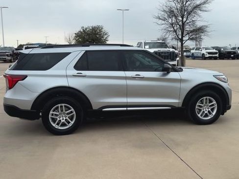 Used 2025 Ford Explorer Active w/ Active Comfort Package image 6