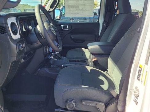 New 2025 Jeep Gladiator Sport image 3