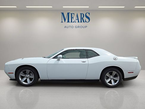 Used 2021 Dodge Challenger SXT w/ Driver Convenience Group RWD image 2
