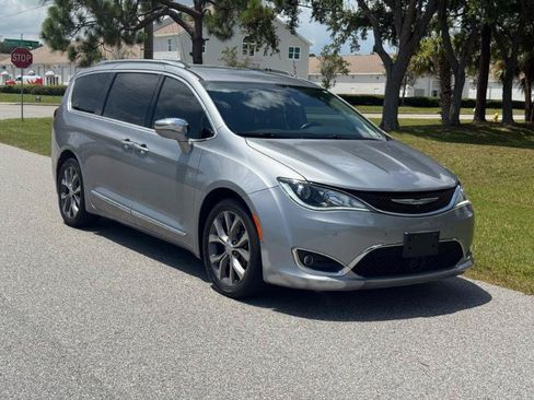 Used 2018 Chrysler Pacifica Limited FWD image 1