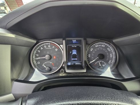 Used 2022 Toyota Tacoma TRD Off-Road image 17