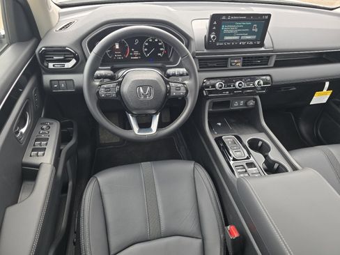 New 2025 Honda Pilot Touring image 25