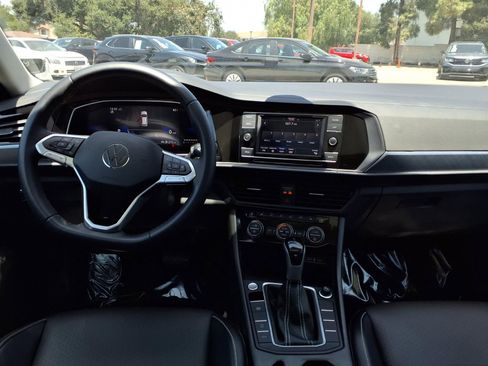 Certified 2024 Volkswagen Jetta SE w/ Panoramic Sunroof Package FWD image 22