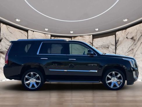 Used 2017 Cadillac Escalade Premium Luxury image 4