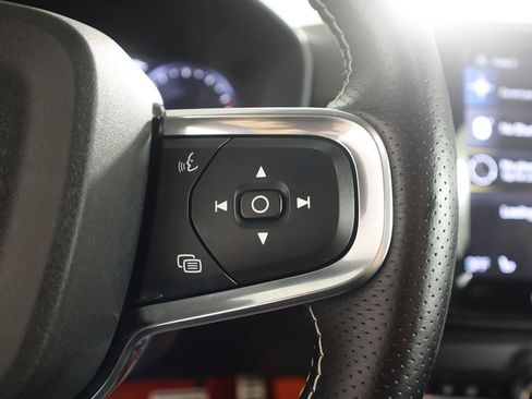 Used 2021 Volvo XC40 T5 R-Design image 45