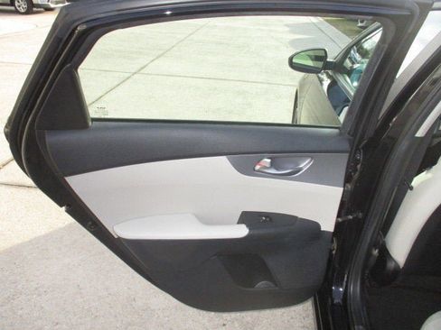 Used 2022 Kia Forte LXS image 9