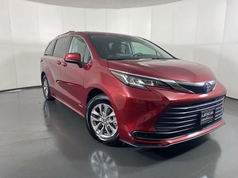 Used 2021 Toyota Sienna LE w/ LE Plus Package AWD/4WD image 4