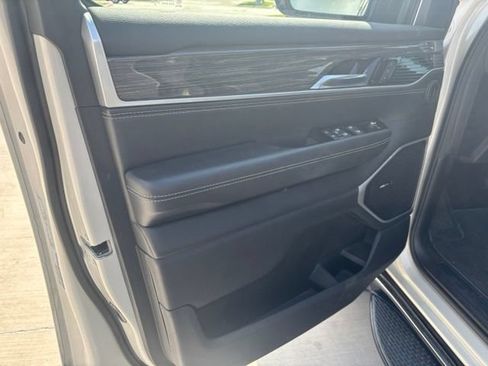 Used 2022 Jeep Wagoneer Series II AWD/4WD image 9