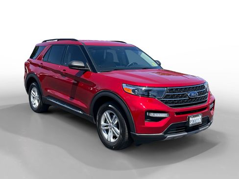 Certified 2023 Ford Explorer XLT w/ Equipment Group 202A AWD/4WD image 7