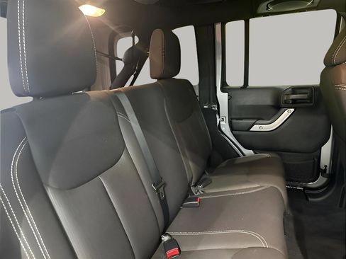 Used 2014 Jeep Wrangler Unlimited Sahara w/ Connectivity Group AWD/4WD image 21