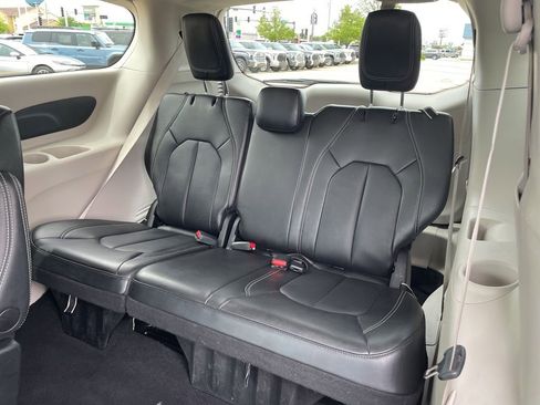 Used 2024 Chrysler Pacifica Touring-L FWD image 13