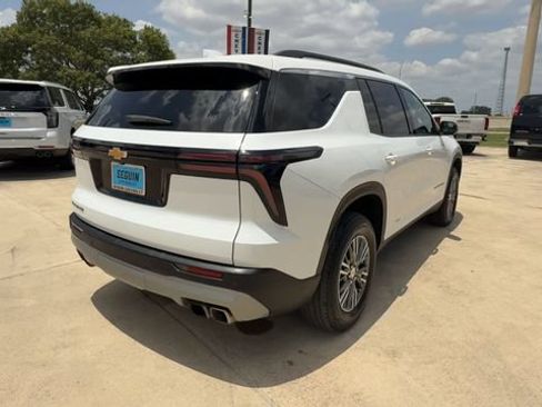 Used 2025 Chevrolet Traverse LT FWD image 8