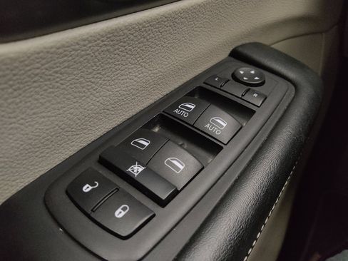 Used 2023 Chrysler Pacifica Touring-L image 27