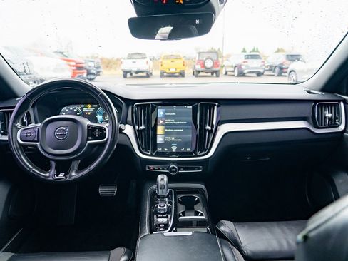Used 2019 Volvo S60 T8 R-Design image 17