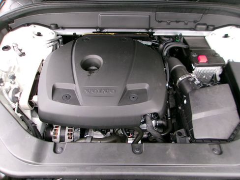 Used 2021 Volvo XC60 T5 Momentum w/ Premium Package image 23