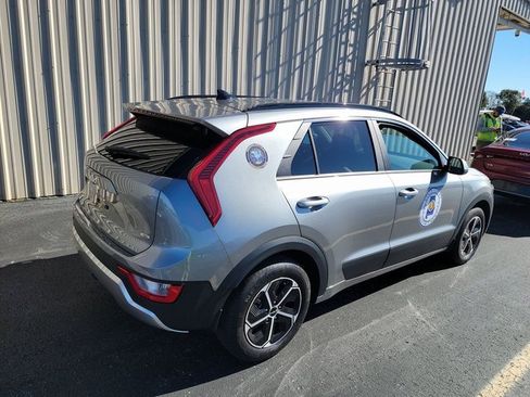 Used 2025 Kia Niro LX image 2