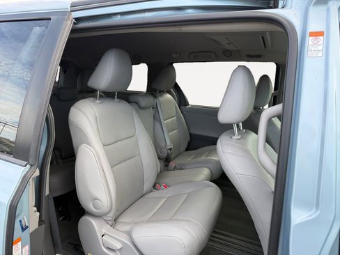 Used 2017 Toyota Sienna XLE Premium image 18