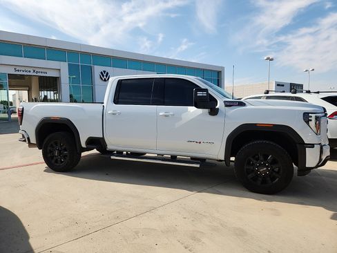 Used 2025 GMC Sierra 2500 AT4 AWD/4WD image 8
