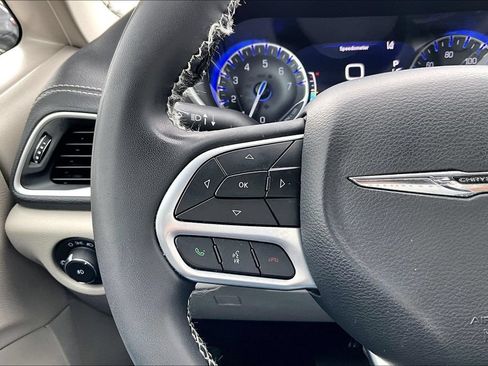 Used 2023 Chrysler Pacifica Touring-L FWD image 19