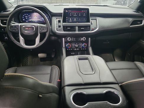 Used 2024 GMC Yukon XL SLT w/ SLT Luxury Package image 10