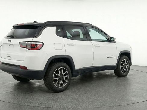 Used 2025 Jeep Compass Trailhawk AWD/4WD image 9