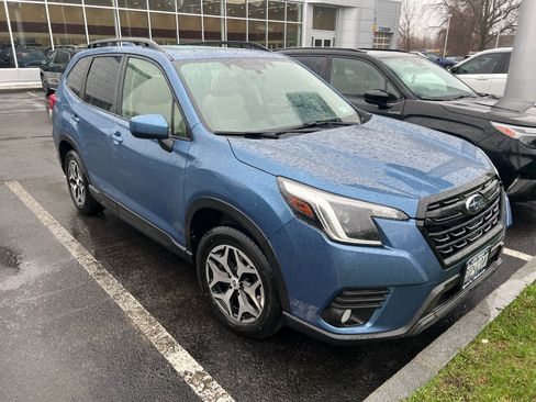 Used 2023 Subaru Forester Premium image 2