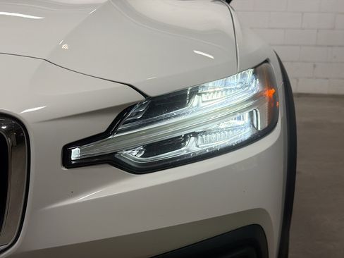 Used 2020 Volvo V60 T5 Cross Country image 10