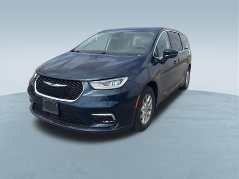 Used 2023 Chrysler Pacifica Touring-L image 2