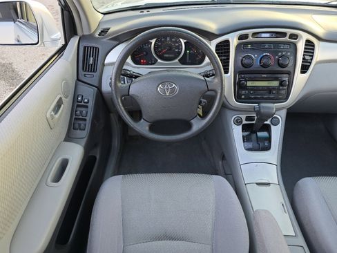 Used 2005 Toyota Highlander 2WD V6 w/ 3rd Row image 22