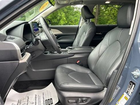 Used 2025 Toyota Grand Highlander AWD Hybrid image 16