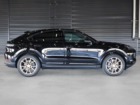Used 2024 Porsche Cayenne Coupe AWD/4WD image 11