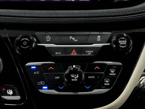Used 2020 Chrysler Pacifica Limited FWD image 24